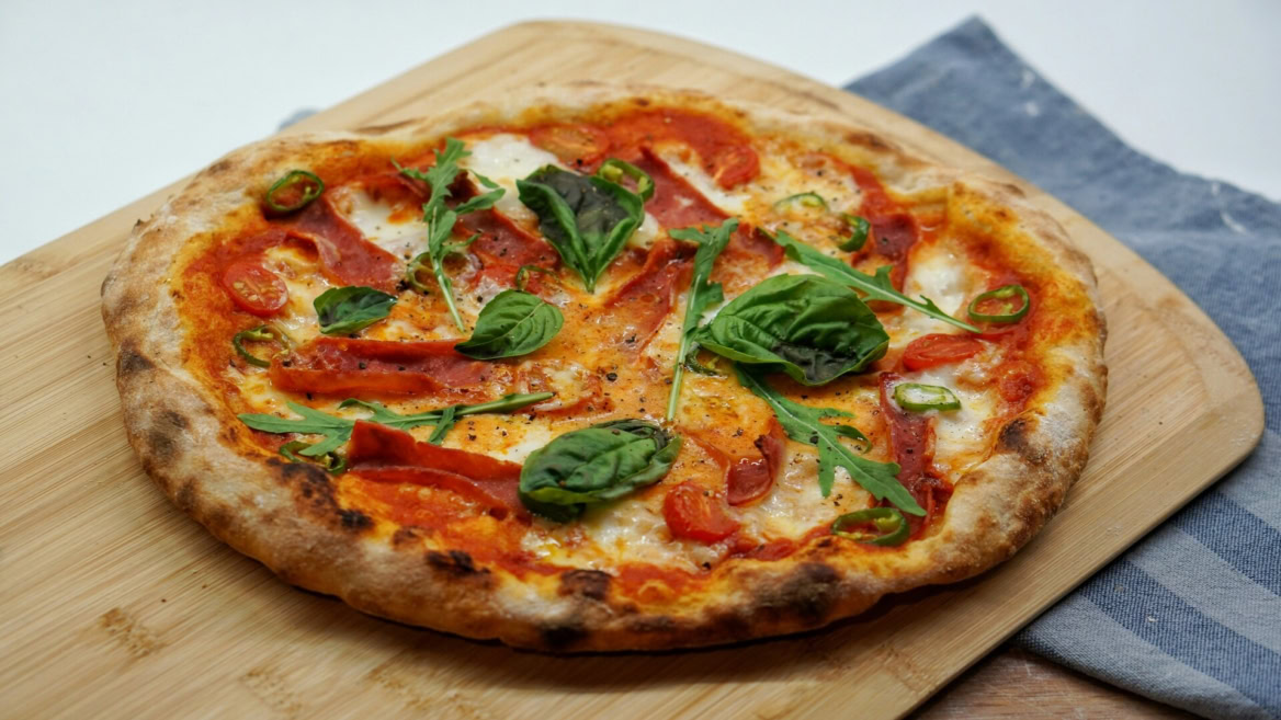 pizza artisanale mozzarella, tomates cerises et basilic
