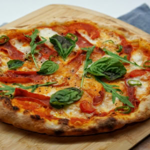pizza artisanale mozzarella, tomates cerises et basilic