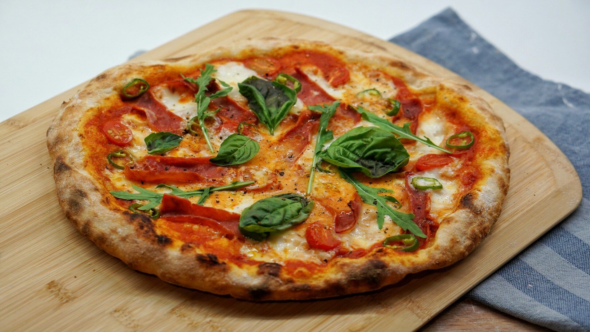 pizza artisanale mozzarella, tomates cerises et basilic