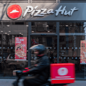 pizza hut : façade, promos et livreur à moto
