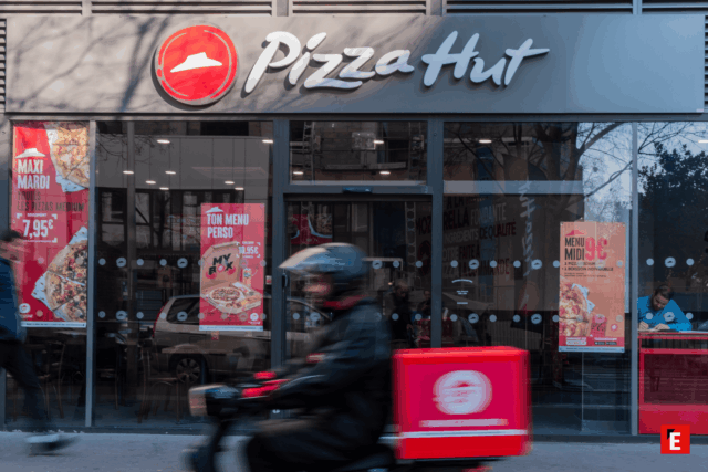 pizza hut : façade, promos et livreur à moto