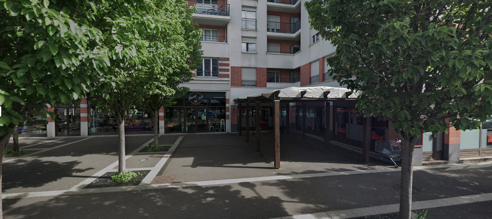 place urbaine arborée avec commerces et terrasses