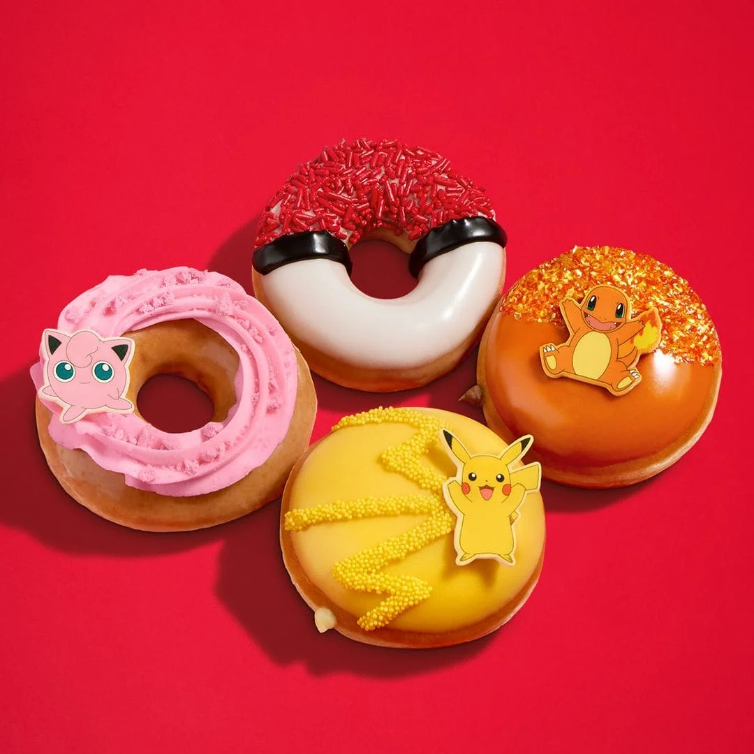 donuts pokémon de colores sobre fondo rosa