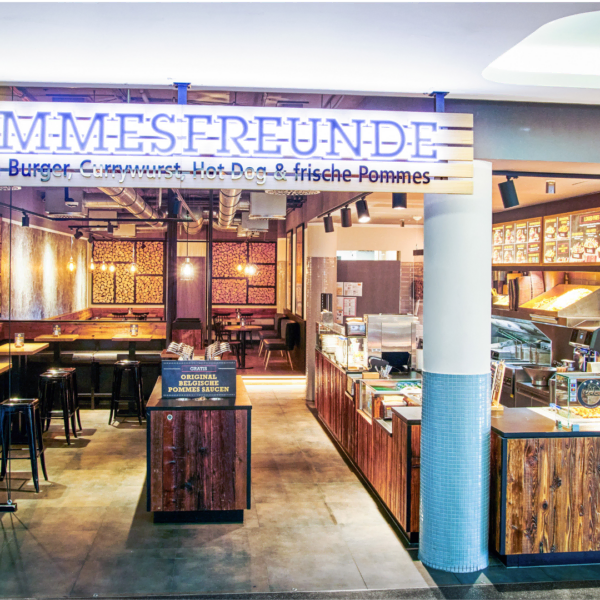 intérieur moderne du snack pommesfreunde