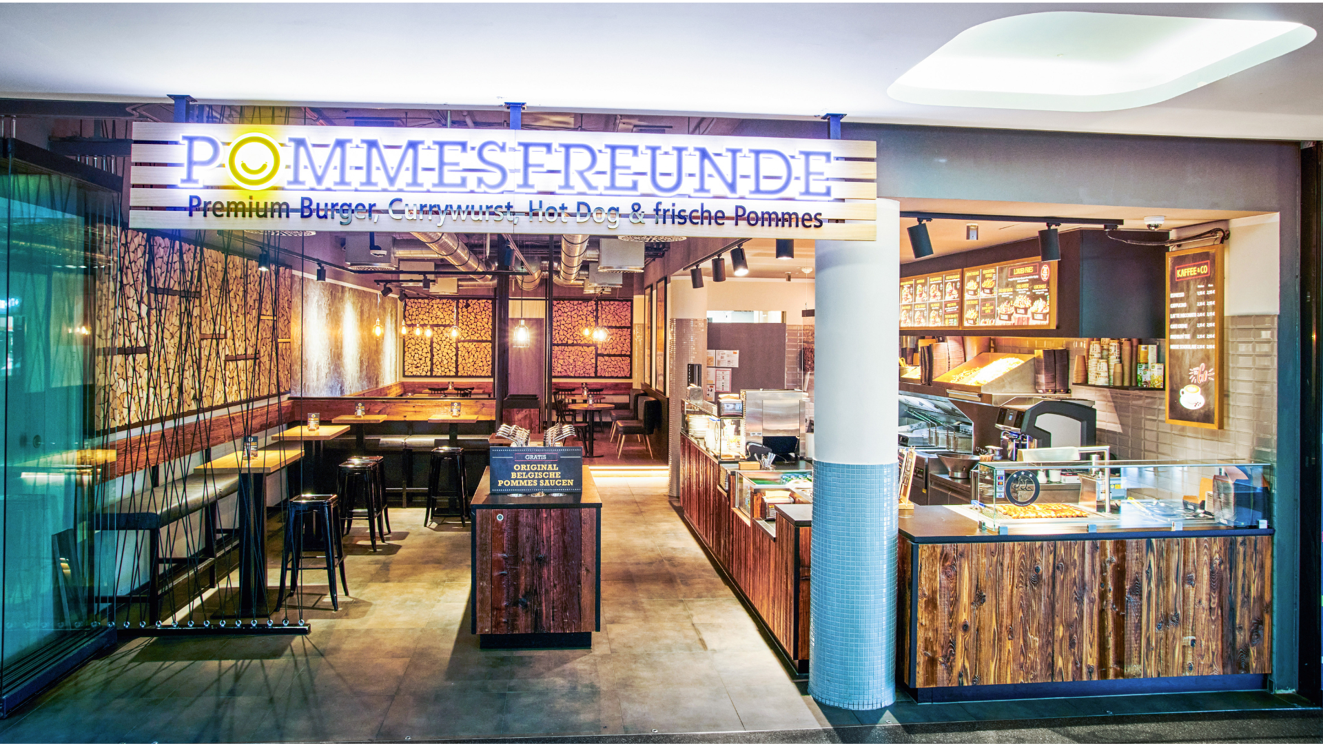 intérieur moderne du snack pommesfreunde