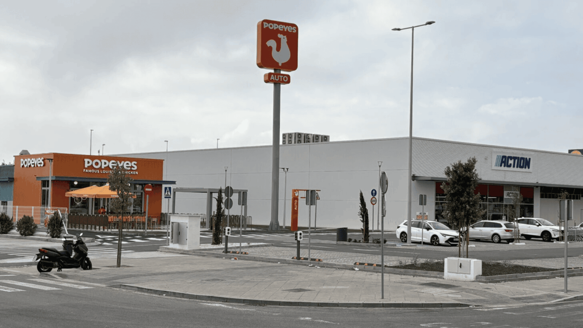popeyes y action en centro comercial moderno