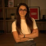 portrait femme souriante en intérieur chaleureux