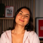 portrait d’une jeune femme souriante en blouse rose
