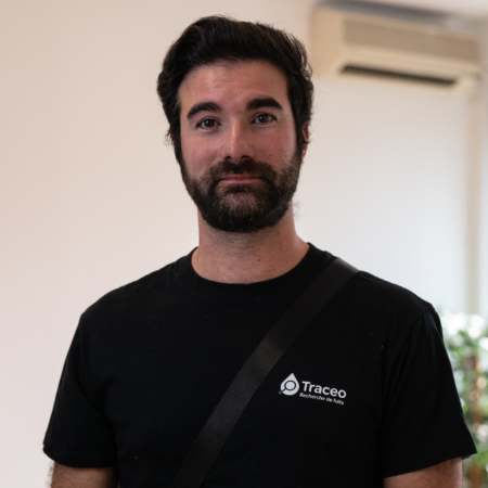 portrait d’homme barbu en bureau lumineux