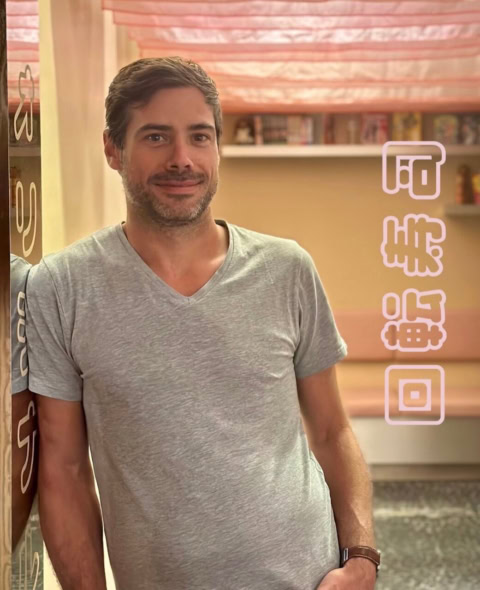 portrait d’homme en t shirt gris, sourire doux