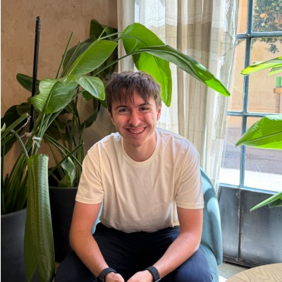 portrait d’un jeune homme parmi les plantes