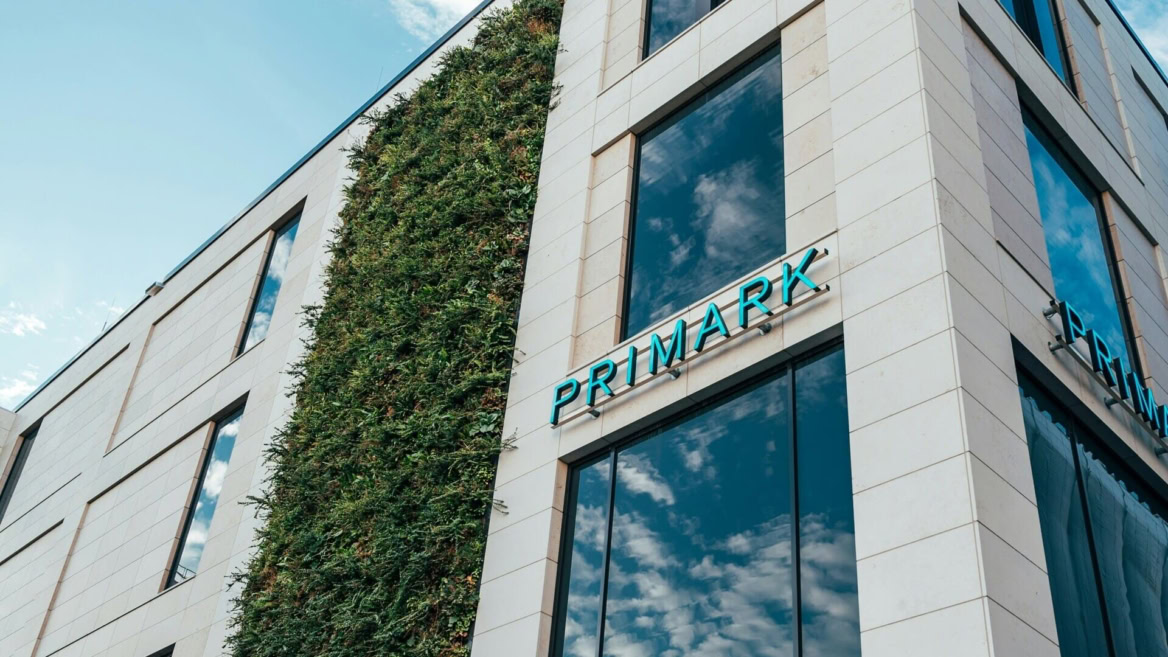 façade primark moderne avec mur végétal