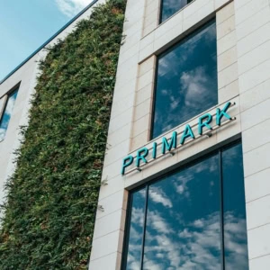 façade primark moderne avec mur végétal