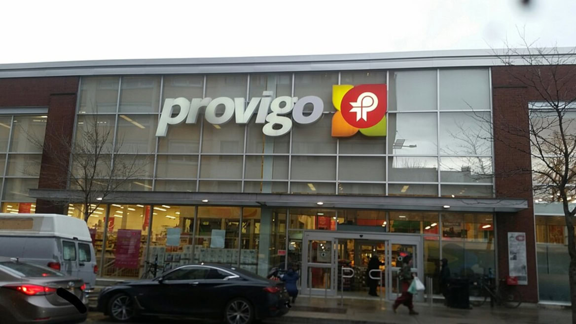 extérieur du supermarché provigo sous la pluie