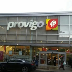 extérieur du supermarché provigo sous la pluie