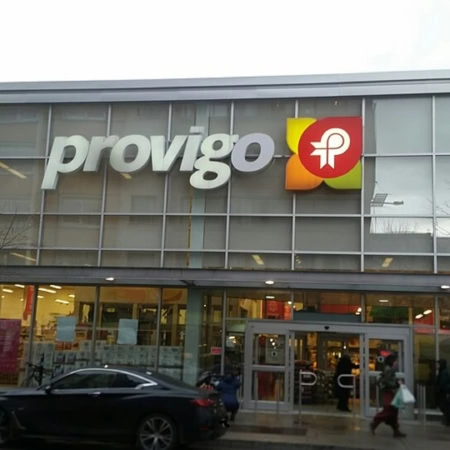 extérieur du supermarché provigo sous la pluie