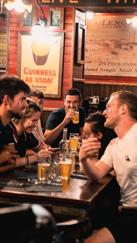 soirée entre amis dans un pub irlandais