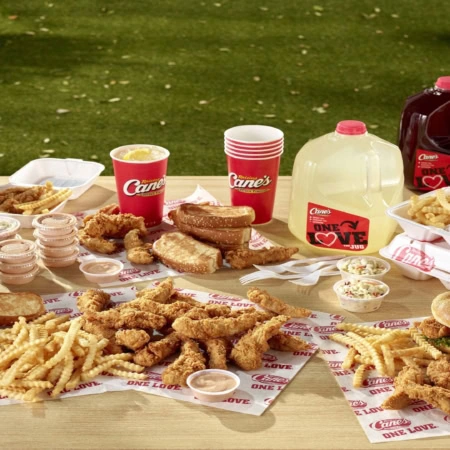festin raising cane’s : poulet, frites et boissons