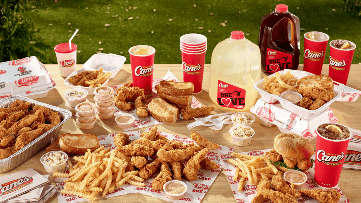 festín outdoor de raising cane’s con pollo y patatas