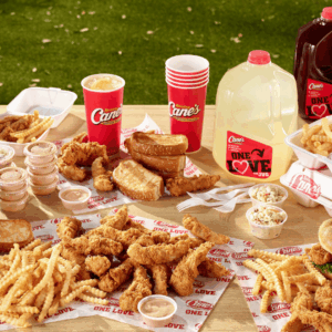 festín outdoor de raising cane’s con pollo y patatas