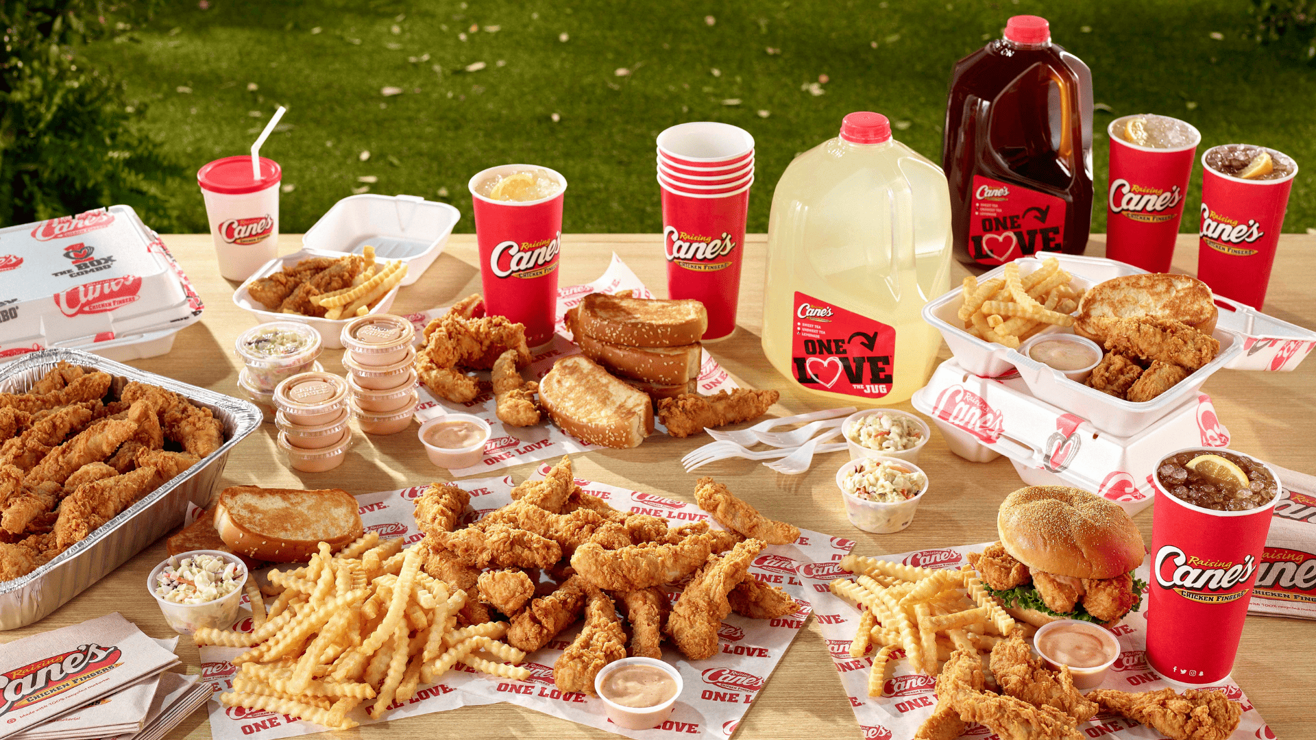 festín outdoor de raising cane’s con pollo y patatas