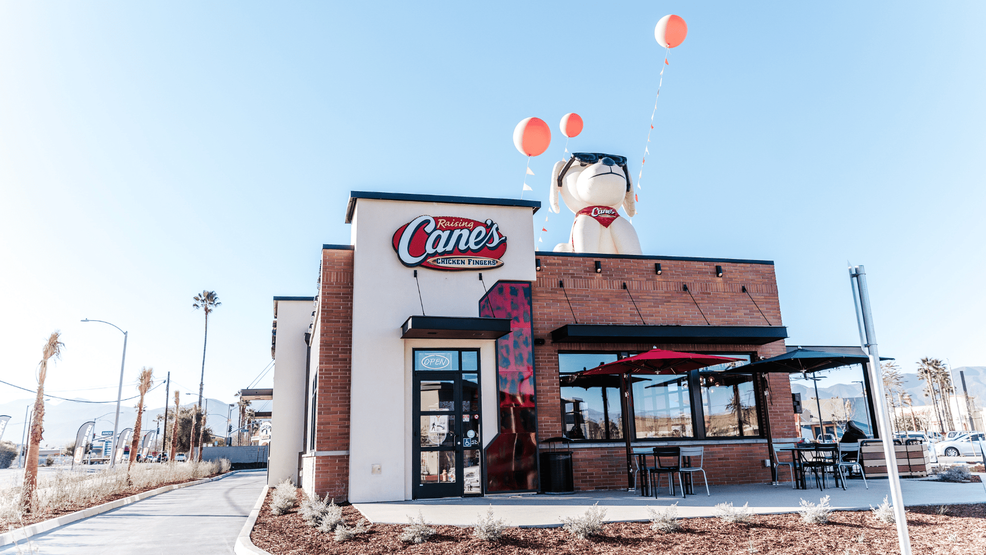 raising cane’s con mascota gigante y terraza soleada