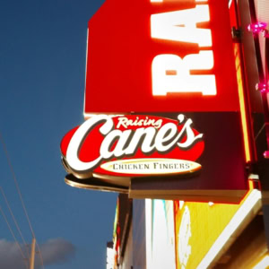 enseigne raising cane’s au crépuscule urbain