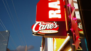 enseigne raising cane’s au crépuscule urbain