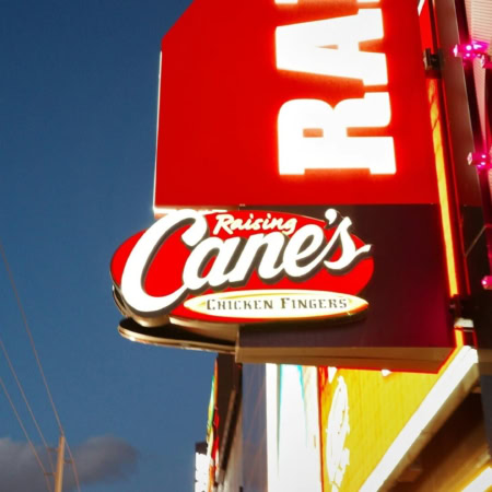 enseigne raising cane’s au crépuscule urbain