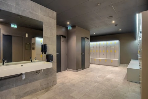 vestiaire moderne avec casiers et lavabo