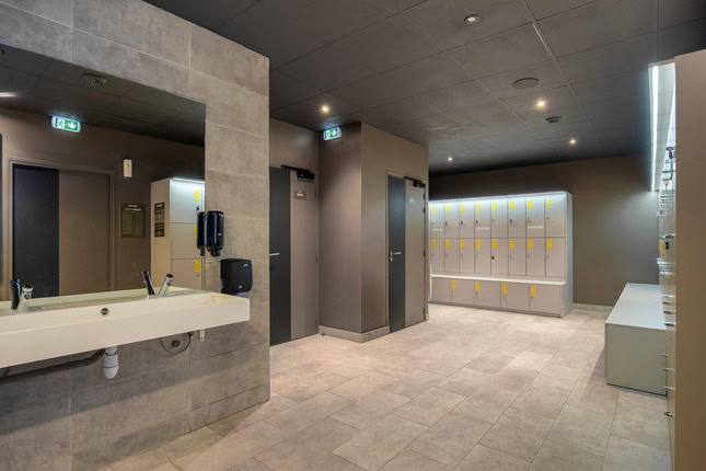vestiaire moderne avec casiers et lavabo