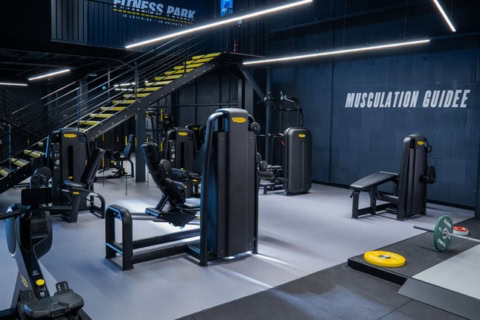 salle de musculation moderne et Épurée