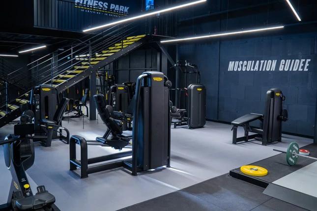 salle de musculation moderne et Épurée