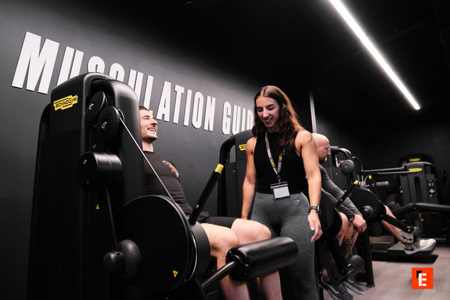 coach et client en salle de musculation moderne
