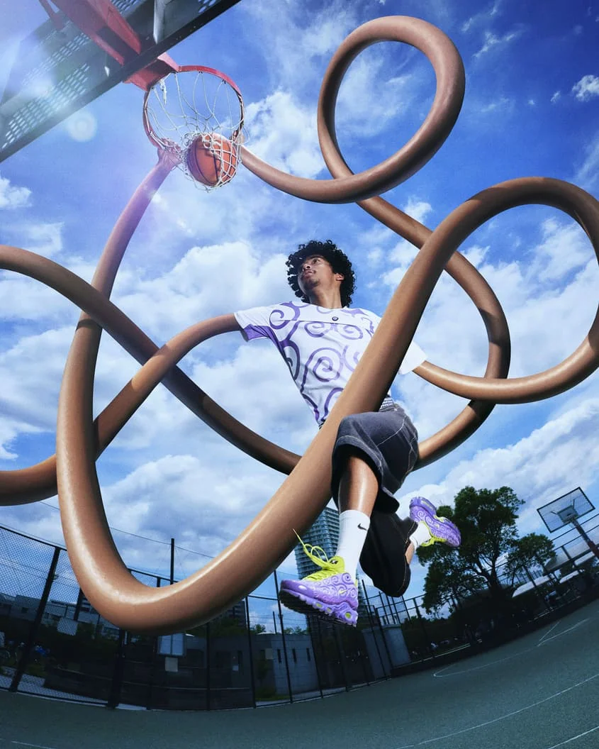 baloncesto surrealista: salto a canasta bajo cielo azul