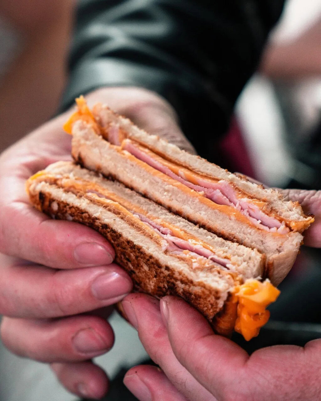 sandwich grillé jambon fromage, tenu À la main