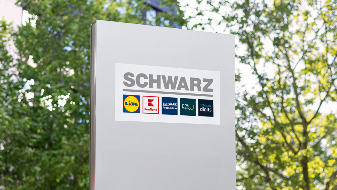 schwarz markenlogo display im freien