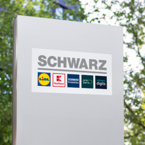schwarz markenlogo display im freien