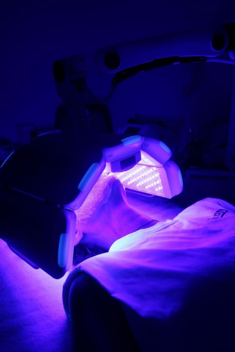 soin visage led bleu en spa moderne