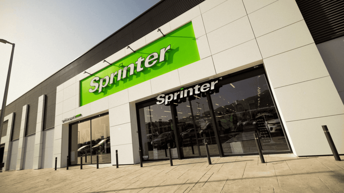 fachada moderna de tienda sprinter con rótulo verde
