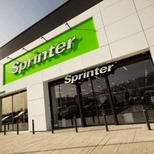 fachada moderna de tienda sprinter con rótulo verde
