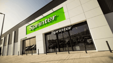 fachada moderna de tienda sprinter con rótulo verde