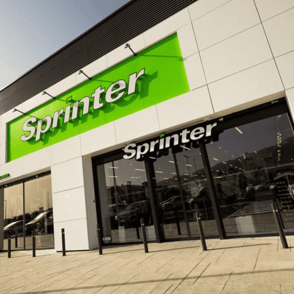 fachada moderna de tienda sprinter con rótulo verde