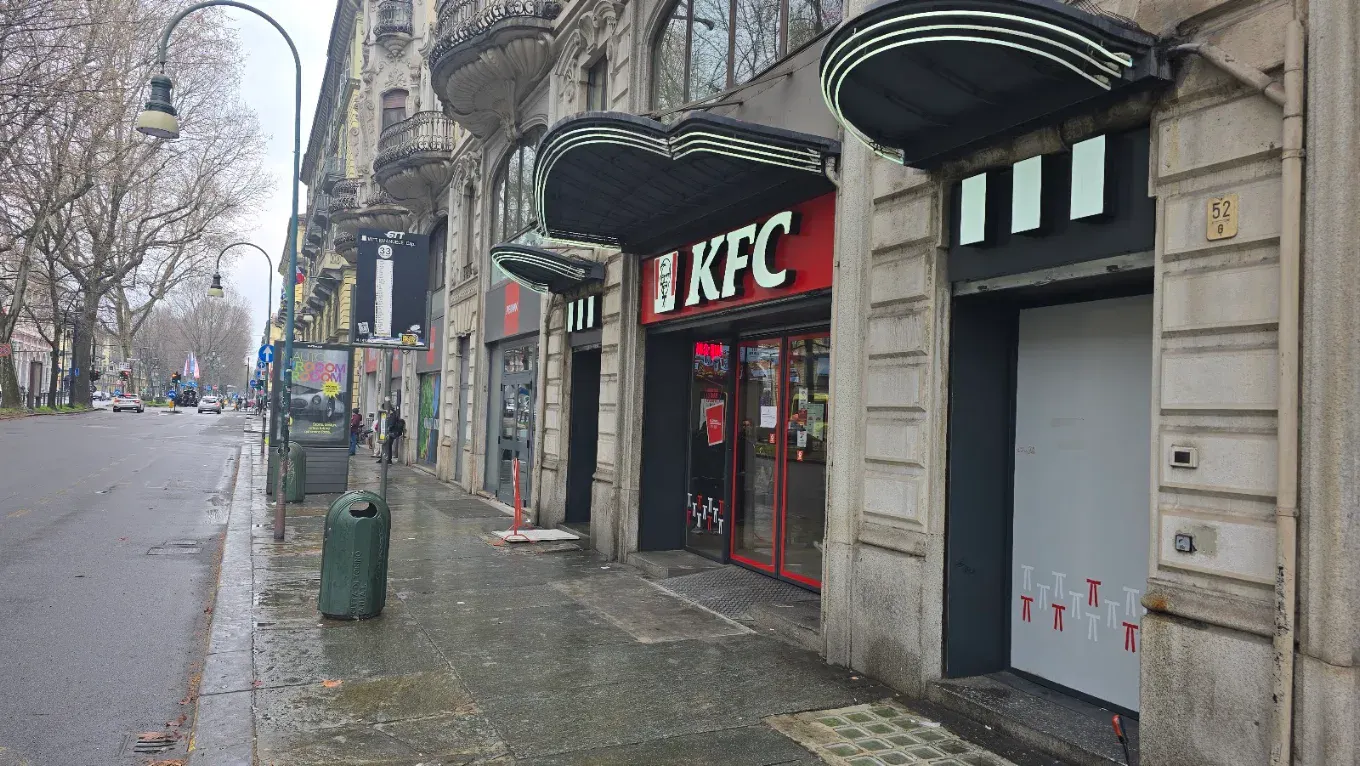 strada grigia con kfc in edificio storico