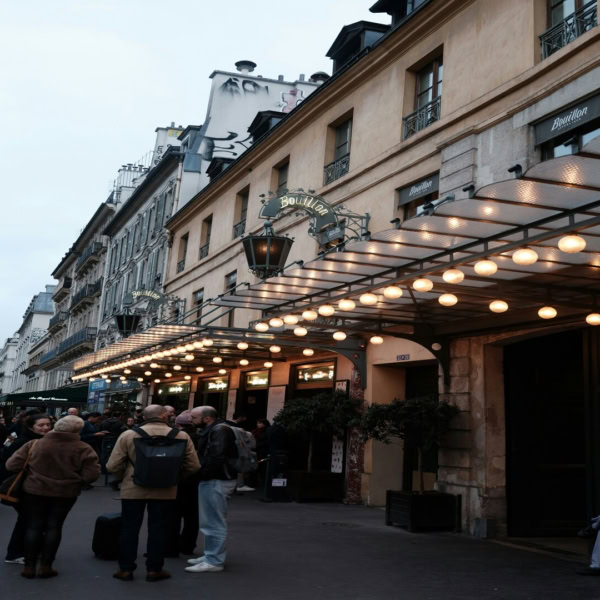 terrasse animée du café bouillon à paris