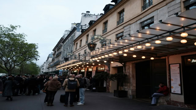 terrasse animée du café bouillon à paris