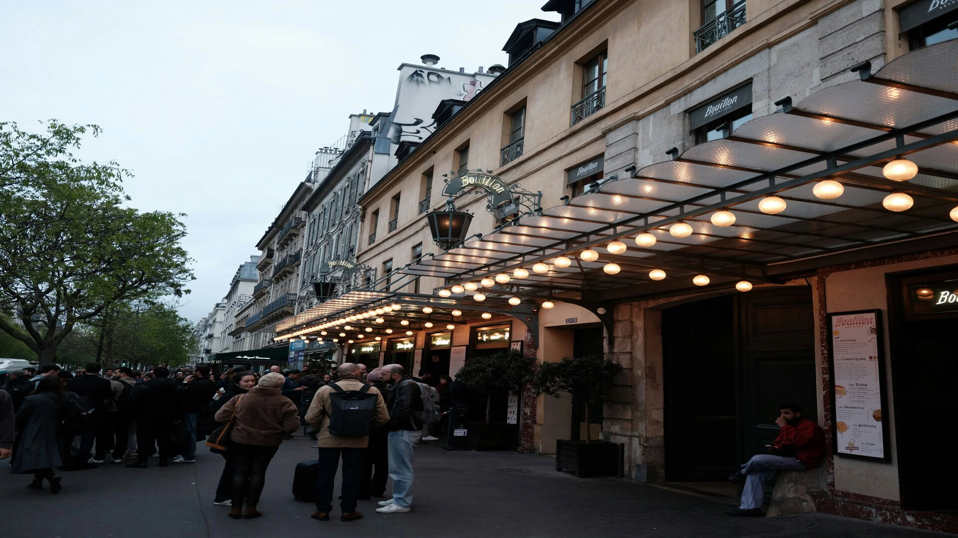 terrasse animée du café bouillon à paris