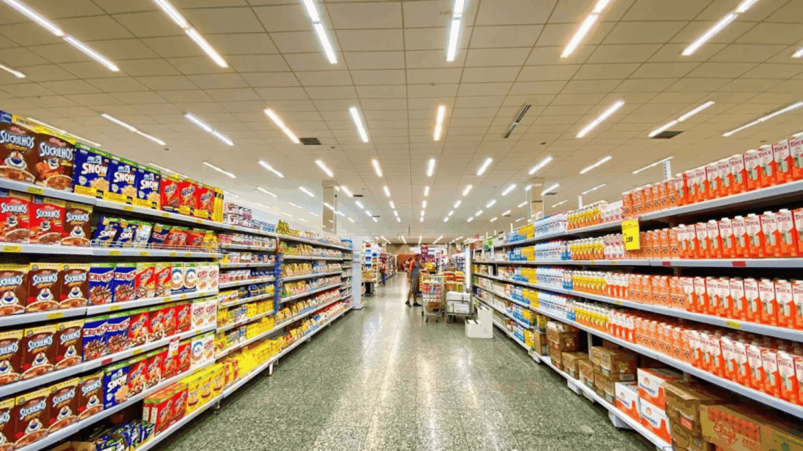 pasillo de supermercado con cereales y ofertas
