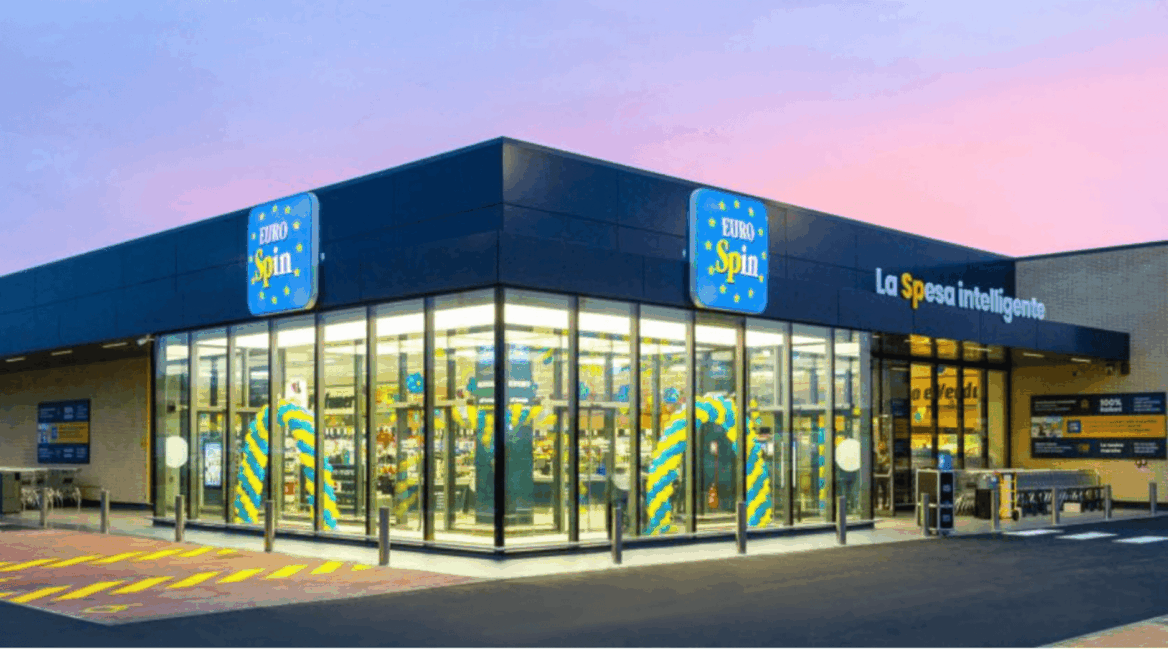 supermercato eurospin illuminato al tramonto