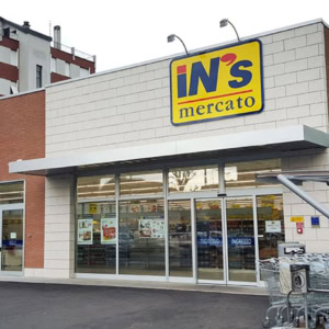 supermercato in’s mercato con ingresso e carrelli